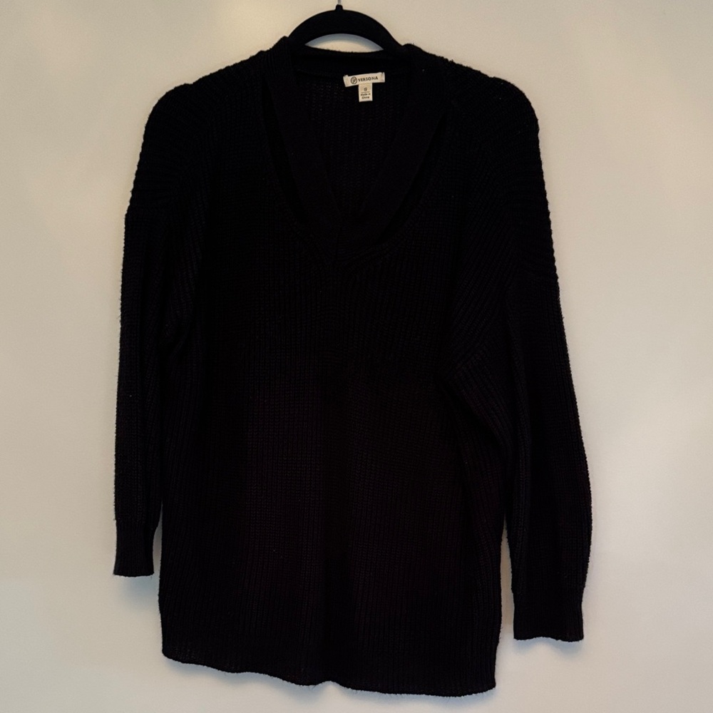 Versona Classic Black V-Neck Sweater